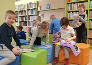Dzieci czytają książki